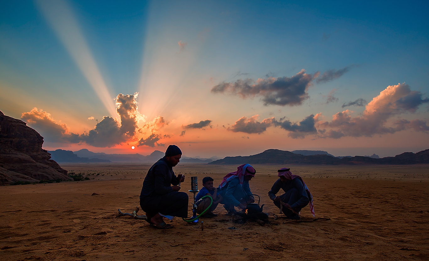 约旦瓦地伦沙漠的落日